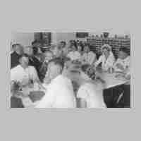 020-0063 Kapkeim. Doppelhochzeit - Am Kamin Herr Neufeld mit Gattin, links davon Herr Lau mit Braut Inge, rechts Herr Herzog mit Braut .JPG